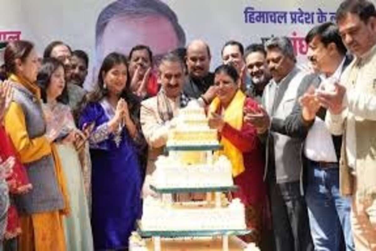 हिमाचल सीएम सुक्खू ने 62वे जन्मदिन पर काटा 62 किलो का केक ड्रोन से हुई पुष्प वर्षा