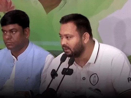 बिहार चुनाव 2025 अनंत सिंह का मंच टूटा तेजस्वी यादव ने नीतीश पर साधा निशाना