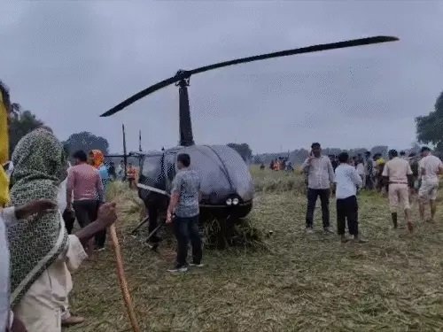 बृजभूषण सिंह हेलिकॉप्टर 100 फीट ऊंचाई पर डगमगाया खेत में इमरजेंसी लैंडिंग