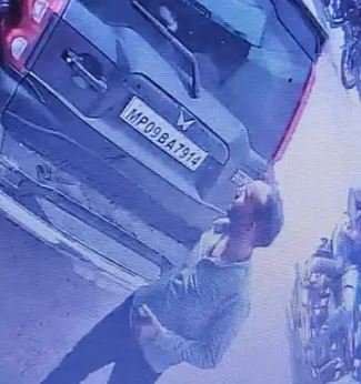 gwalior पुलिस की वर्दी में चोर निकला सिपाही भाई को जेल से छुड़ाने जमा कर रहा था रुपये