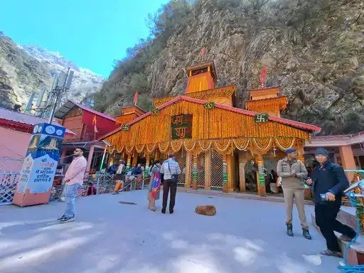 चारधाम यात्रा 2025 गंगोत्री और यमुनोत्री के कपाट खुले अब शुरू हो गई आध्यात्मिक यात्रा