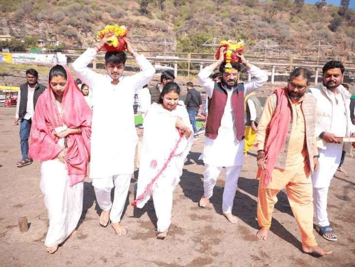 mp news नर्मदा परिक्रमा पर सीएम डॉ मोहन के बेटे-बहू