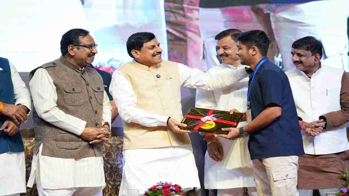 topper reward scheme mp टॉपर्स को मिली प्रोत्साहन राशिप्रदेश के मुखिया ने कहा अब कैश नहीं लैपटॉप देंगे
