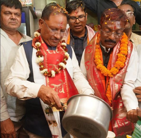 cm sai madetea during the road show रोड शो के दौरान सीएम साय ने बनाई चाय एक्स अकाउंट पर साझा की तस्वीरें