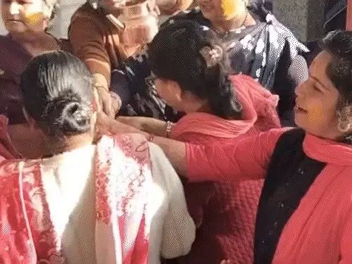 shiv navratri utsav ujjain controversy महाकाल में महिलाओं ने मनाया हल्दी खेला उत्सव पुजारी ने जताई आपत्ति