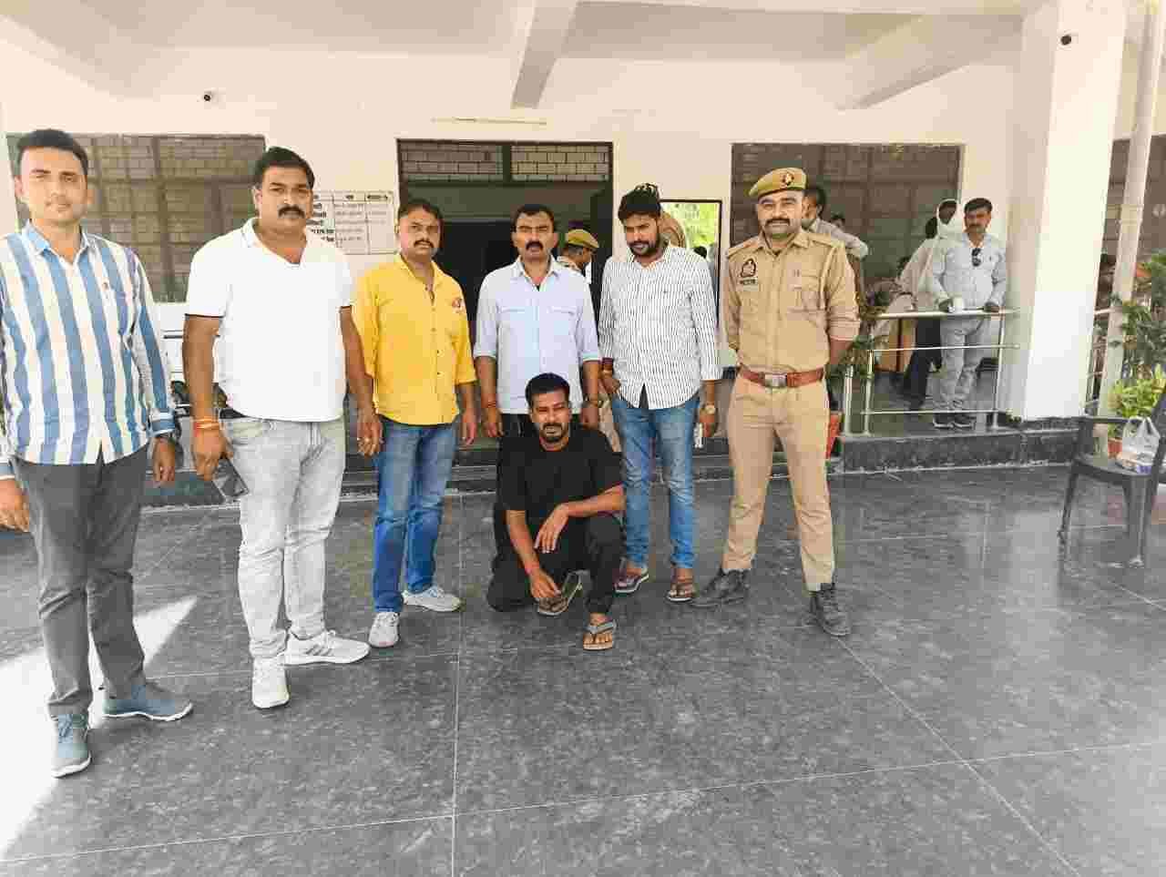 kaushambi loot अनाज व्यापारी लूट मामले में 50 हजार का इनामिया बदमाश मुंबई से गिरफ्तार जेल भेजा गया