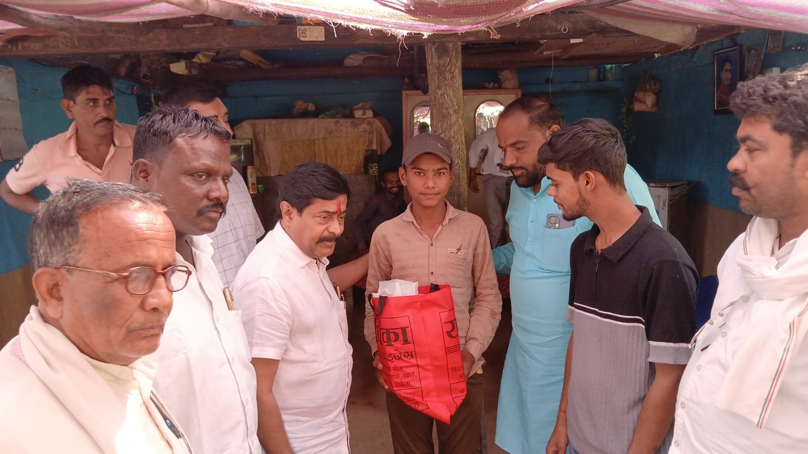 devas  देवास में पूर्व मंत्री दीपक जोशी ने दिवाली पर मृतक परिवार के बच्चों को दी सांत्वना