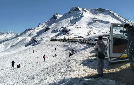 दिवाली के 13 दिन बाद भी दिल्ली में aqi 229 उत्तराखंड-हिमाचल में ऊंचे इलाकों में बर्फबारी