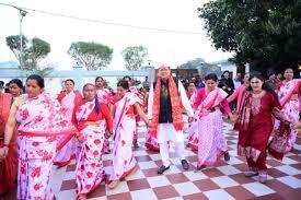 उत्तराखंड में cm धामी ने मनाया भव्य रंगोत्सव लोक कलाकारों संग लगाये ठुमके