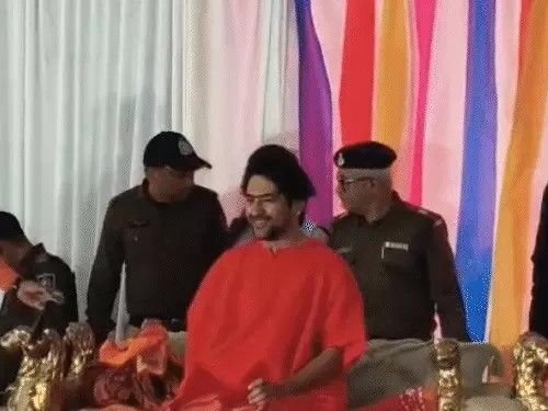 धीरेंद्र बोले-चच्चे के 30 बच्चे हिंदुओं के 4 क्यों नहीं 