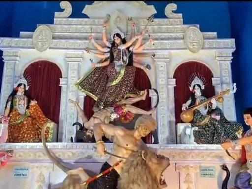 दुर्गा पूजा पांडाल में महिषासुर बने डोनाल्ड ट्रंप कलाकार बोले- “उन्होंने भारत को धोखा दिया