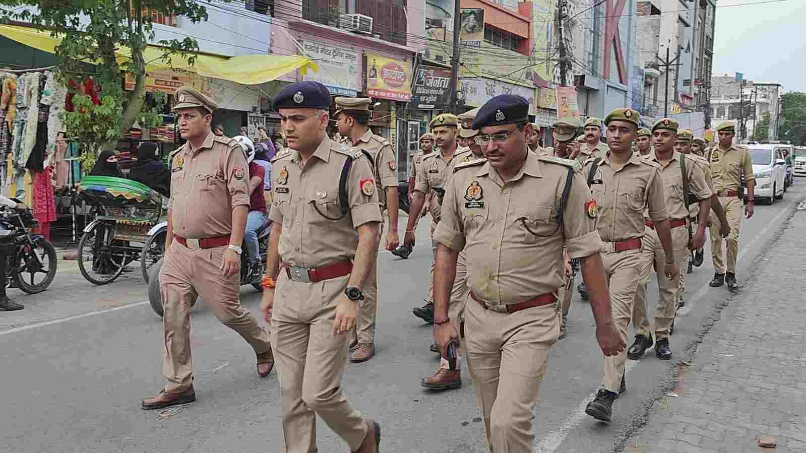 हरदोई में पुलिस अधीक्षक ने किया पैदल गश्त सुरक्षा व्यवस्था का लिया जायजा