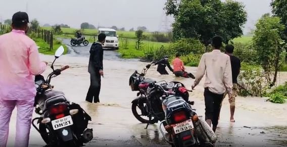 heavy rainfall in madhya pradesh मध्यप्रदेश में मूसलधार बारिश का कहर बाढ़ से जनजीवन अस्त-व्यस्त धंसी पुलिया बनी मुसीबत