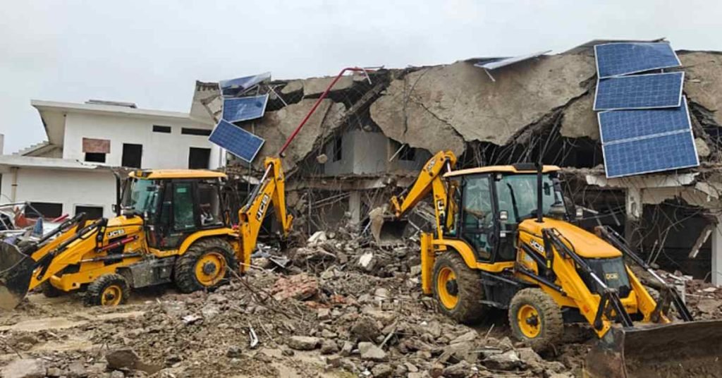 changur baba bulldozer action छांगुर बाबा की 100 करोड़ की कोठी पर चला योगी सरकार का बुलडोजर धर्मांतरण और विदेशी फंडिंग से जुड़े मामलों में बड़ा एक्शन