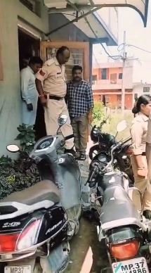 religious conversion controversy sehore सीहोर में धर्म परिवर्तन का आरोप… बीमारी ठीक कराने और पैसे देने का लालच हिंदू संगठन ने किया विरोध प्रदर्शन