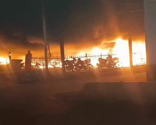 वाराणसी कैंट स्टेशन पर लगी भीषण आग 200 गाड़ियां जलकर खाक