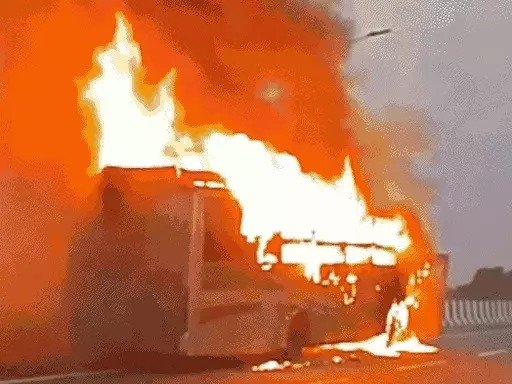 fire in lucknow ac bus  लखनऊ में एसी बस में लगी आग  5 जिंदा जले