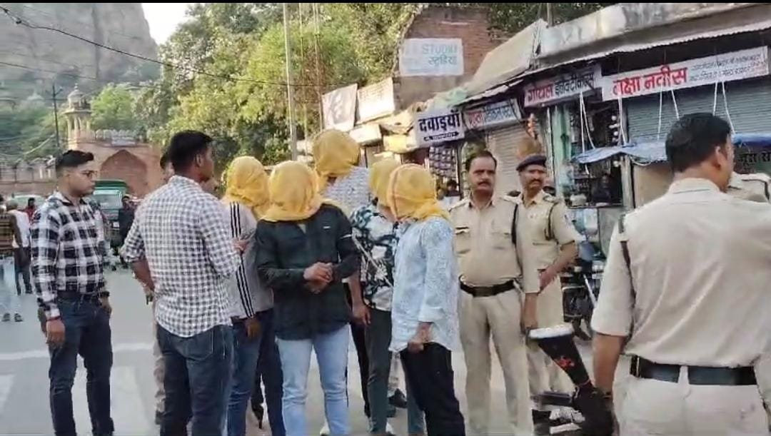 gwalior youth attack  ग्वालियर के घास मंडी में युवक पर हमलापुलिस ने फिल्मी अंदाज में सात आरोपियों को किया गिरफ्तार