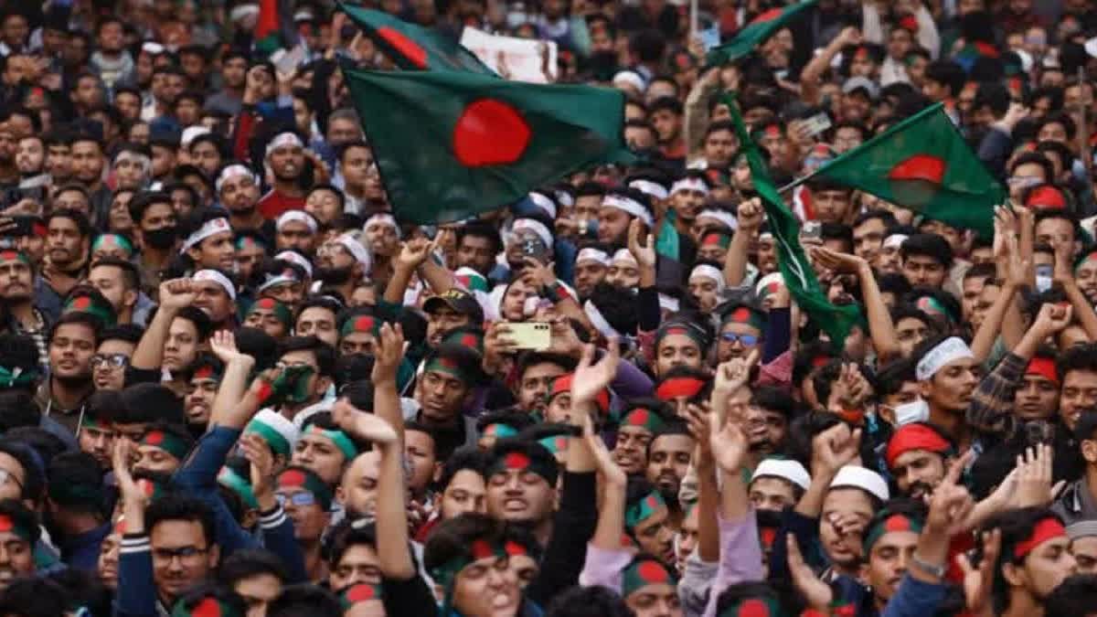 बांग्लादेश में तनाव बरकरार उस्मान हादी की हत्या के विरोध में ढाका से शाहबाग तक प्रदर्शन
