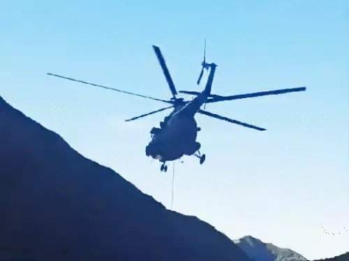 helicopter downed  केदारनाथ में फिर हेलीकॉप्टर हादसा एयरलिफ्ट करते ही गिरा हेलीकॉप्टर