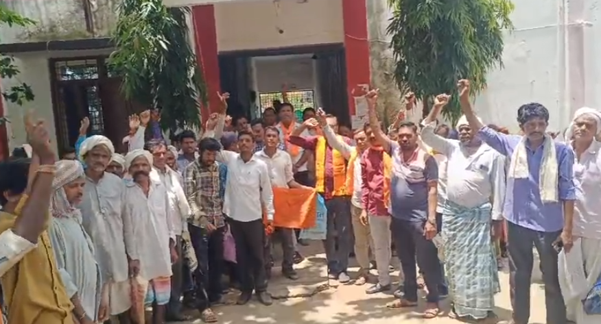 fertilizer shortage barwani बड़वानी जिले में खाद की किल्लत से परेशान किसानों ने तहसीलदार को सौंपा ज्ञापनदी आंदोलन की चेतावनी