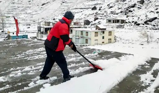 उत्तर भारत में ठंड की दस्तक बर्फ से ढके पहाड़ कांप उठे मैदानी राज्य