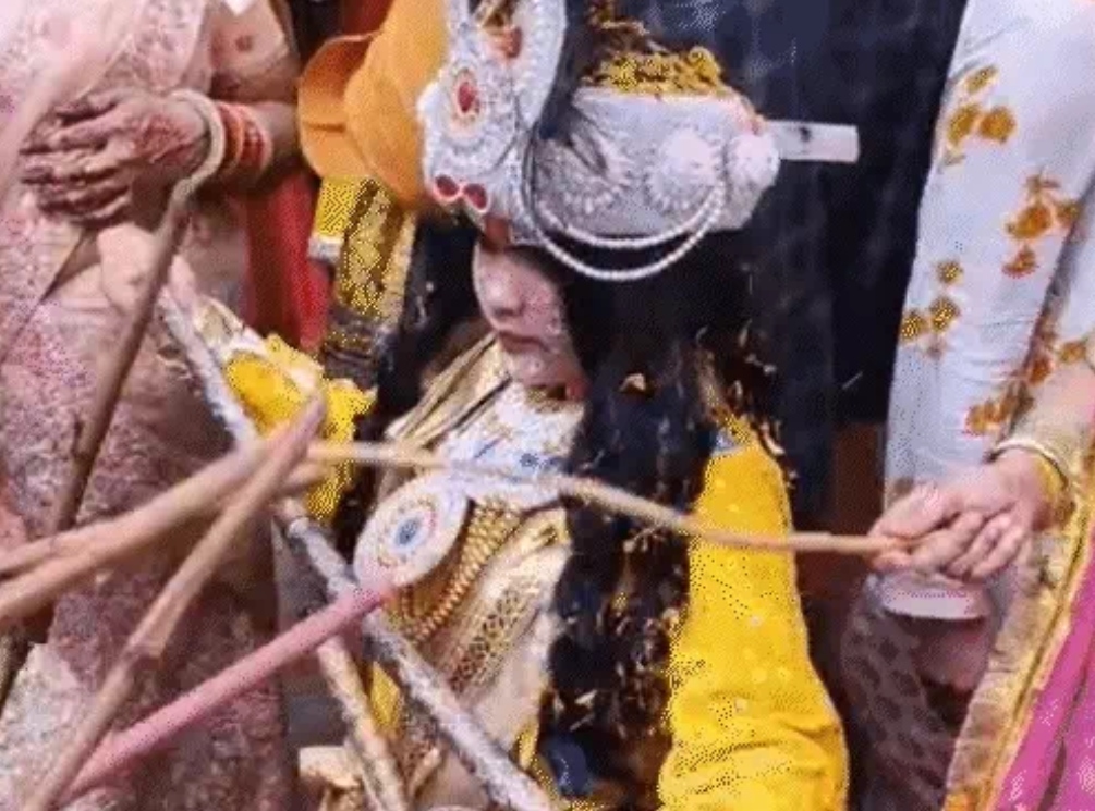 गोकुल में मची छड़ीमार होली की रंगभरी धूम पुलिसकर्मियों विदेशियों पर भी गोपियों ने बरसाईं छड़ियाँ