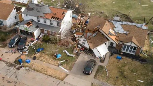 hurricane अमेरिका में तूफान का कहर 32 लोगों की मौत तेज हवाओं के कारण ट्रक पलटे