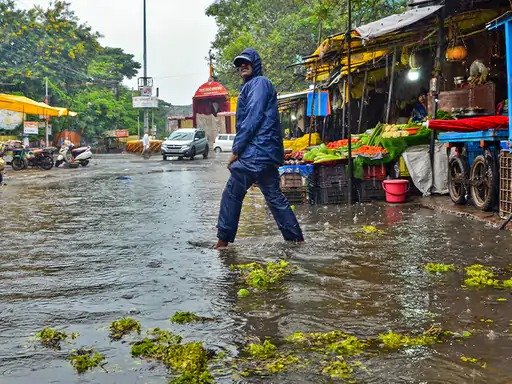 हैदराबाद में भारी बारिश कॉलोनियां डूबीं 1000 लोगों का रेस्क्यू