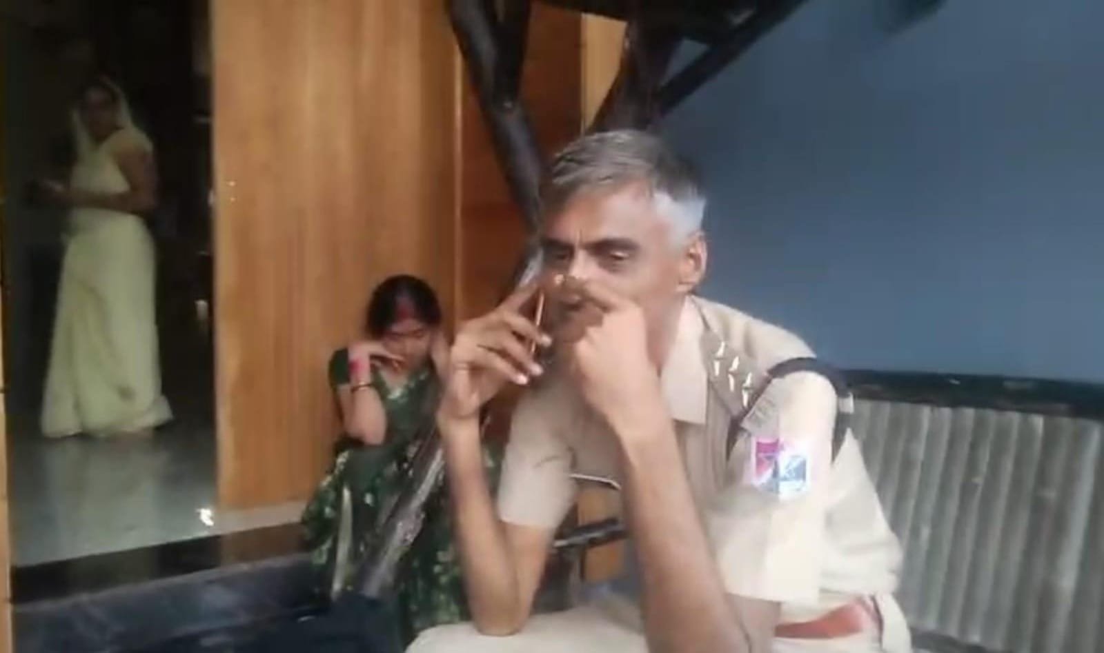 fake inspector raja raghuvanshi case राजा रघुवंशी के घर पहुंचा नकली इंस्पेक्टरअसली पुलिस ने किया गिरफ्तार