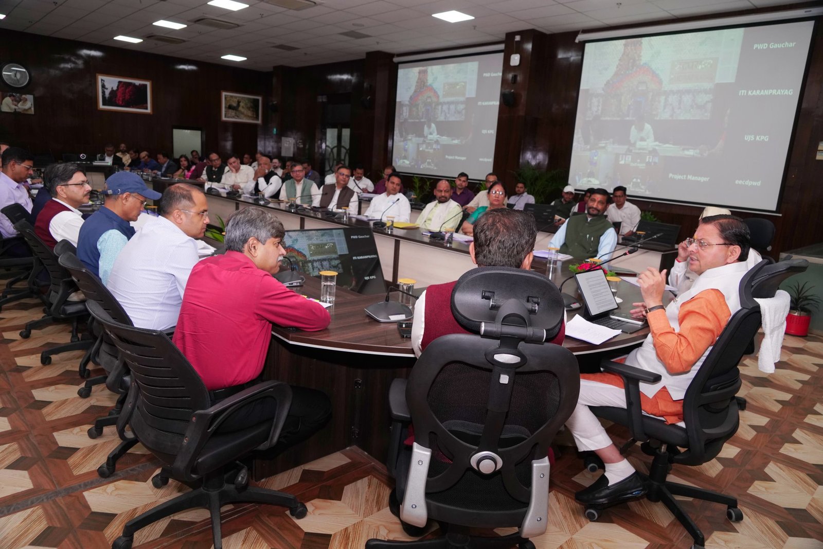 cm धामी ने की अपने वादों की समीक्षा बोले - देरी बर्दाश्त नहींं