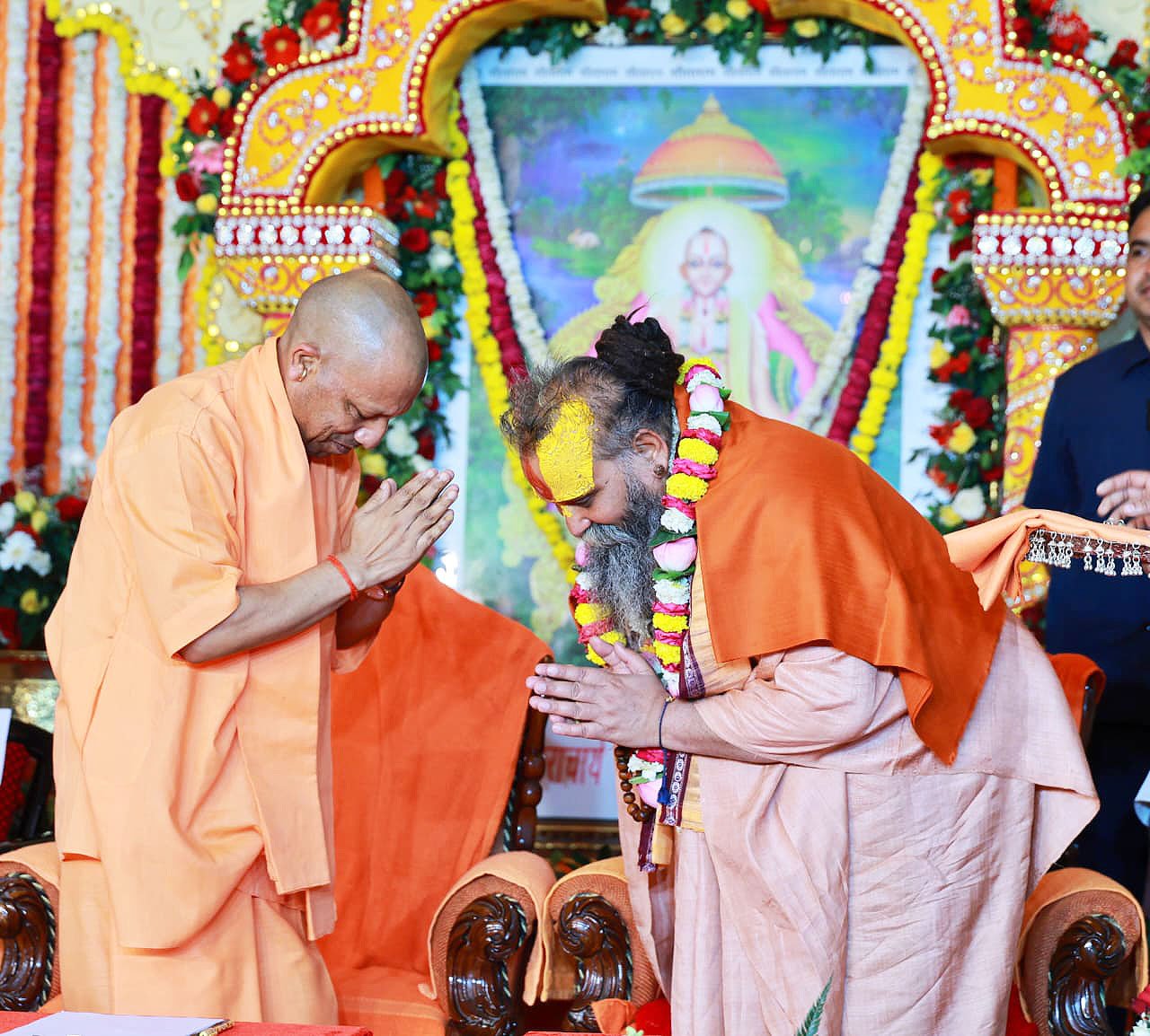 संत मलूकदास की जयंती महोत्सव में शामिल हुए cm योगी बोले - सनातनी एकजुट रहे