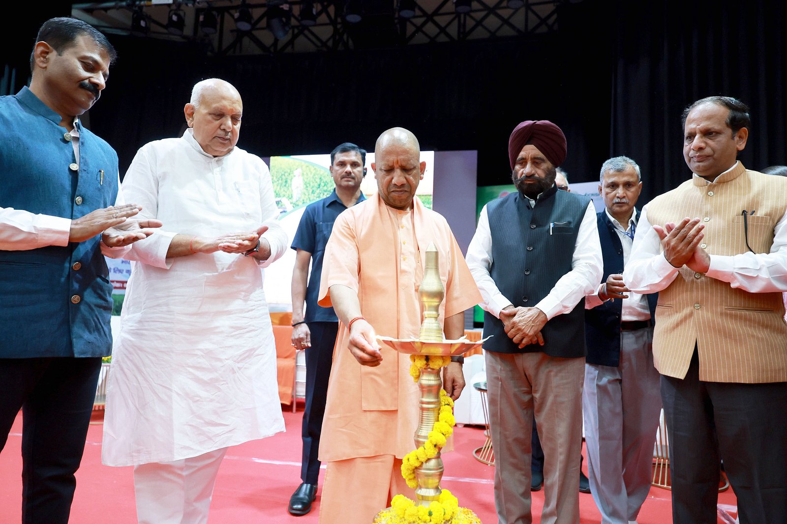 up कृषि विज्ञान कांग्रेस-2026 का शुभारंभ cm योगी बोले - जंग की वजह से बिगड़ रहा मौसम