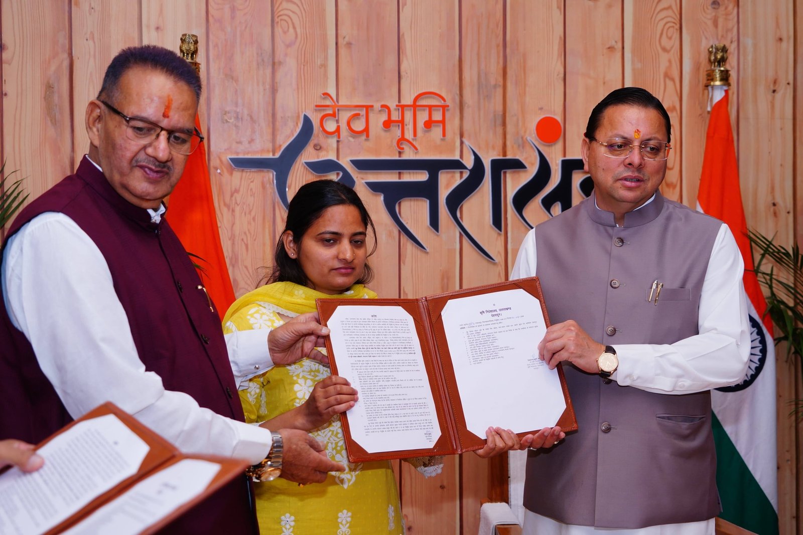 cm धामी ने मानचित्रक के पद पर चयनित 12 अभ्यर्थियों को सौंपे नियुक्ति पत्र