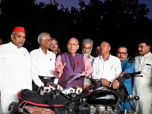 बिहार में वोटबंदी india गठबंधन का आरोप- eci लोकतंत्र से कर रहा खिलवाड़