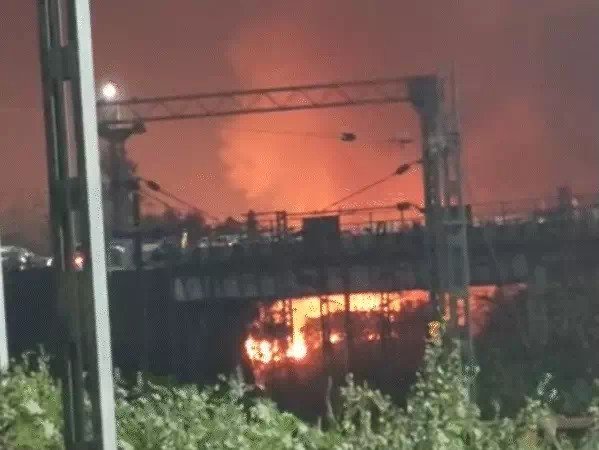 भोपाल स्टेशन के पास टिंबर मार्केट में भीषण आग दमकल की 20 से अधिक गाड़ियां आग बुझाने मं जुटी