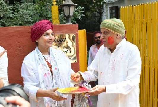 bollywood stars holi celebration किसी ने की ग्रैंड पार्टी तो किसी ने परिवार संग खेली होली