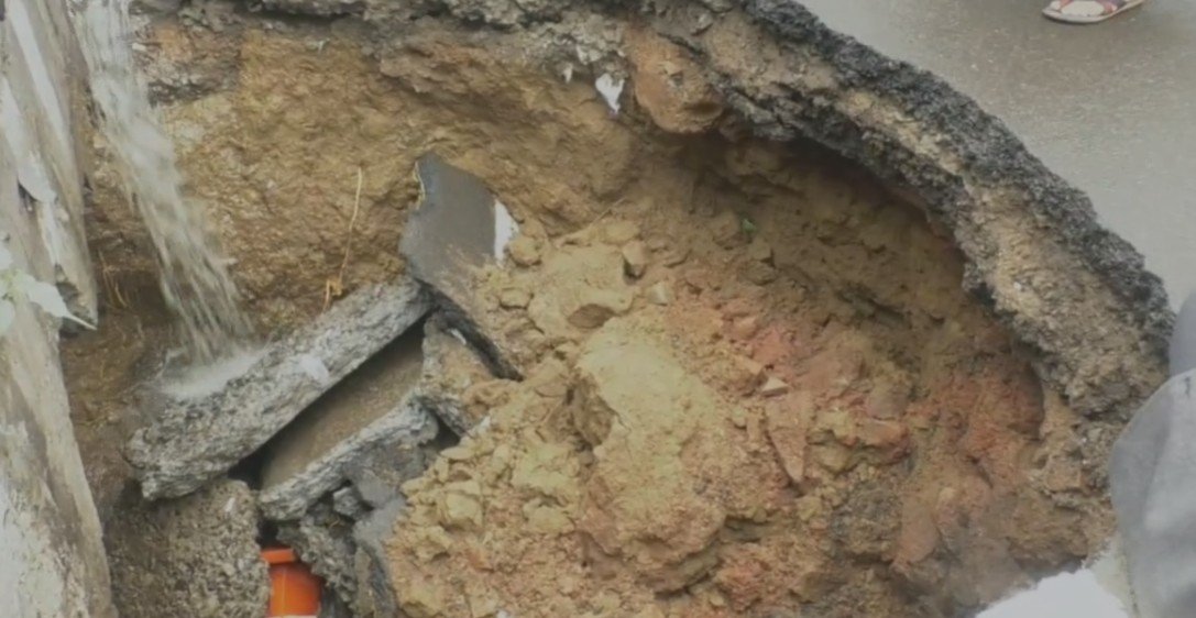 pothole in bhopal राजधानी में गड्ढाराहगीर हुए परेशान