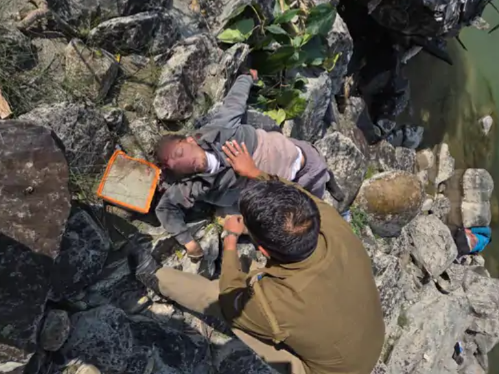 उत्तरकाशी में खाई में गिरी कार 2 युवकों की मौत sdrf ने रेस्क्यू अभियान चला कर बरामद की लाशें