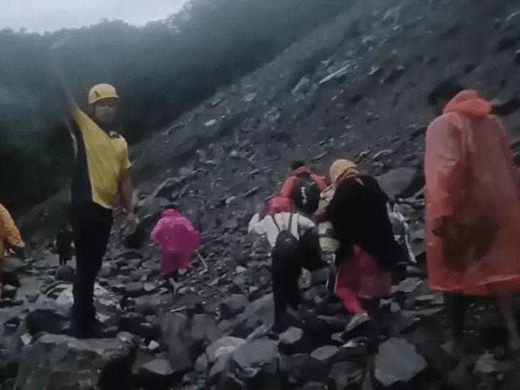 केदारनाथ मार्ग पर लैंडस्लाइड 40 लोगों का रेस्क्यू हिमाचल में बाढ़ से 11 की मौत