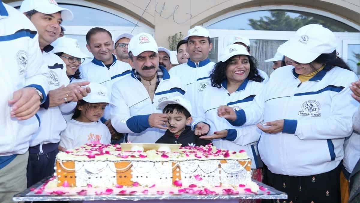 हिमाचल सीएम सुक्खू ने 62वे जन्मदिन पर काटा 62 किलो का केक ड्रोन से हुई पुष्प वर्षा
