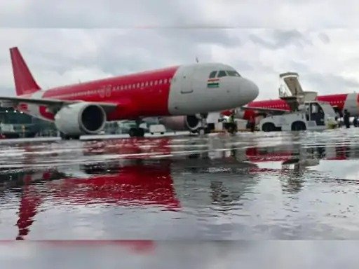 कोलकाता में मूसलधार बारिश और बाढ़ बारिश ने शहर को कैसे डुबो दिया