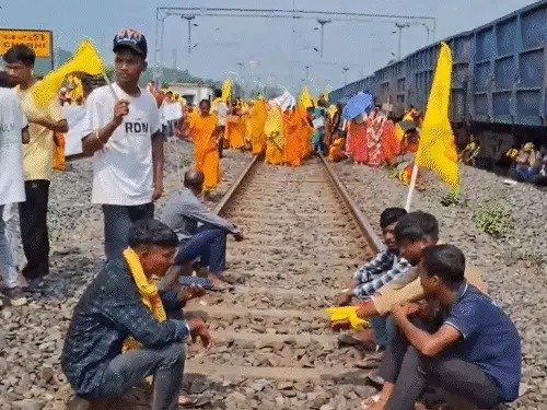 झारखंड कुड़मी समाज का प्रदर्शन 40 स्टेशनों पर ट्रेनें रोकीं