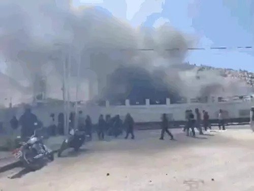 ladakh violence पूर्ण राज्य का दर्जा देने की मांग लेह में छात्रों का प्रदर्शन भाजपा ऑफिस फूंका
