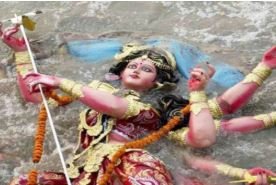 raipur news मां दुर्गा की 176 प्रतिमाओं का भावपूर्ण विसर्जन श्रद्धालुओं ने आंखों में नमी लिए दी विदाई