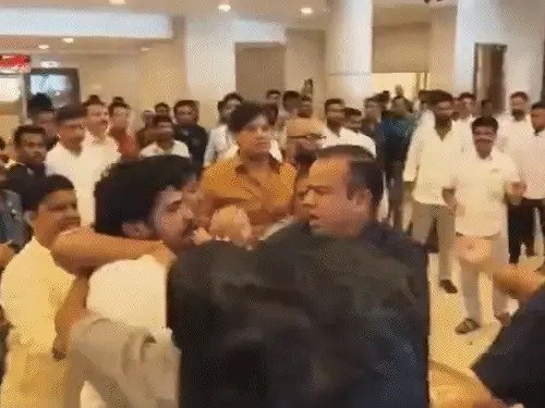 महाराष्ट्र विधानसभा लॉबी में bjp-ncp समर्थकों में मारपीट fir दर्ज दो गिरफ्तार