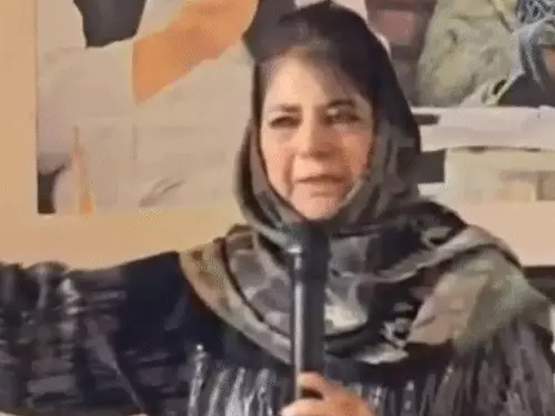 महबूबा मुफ्ती का केंद्र पर हमला “कश्मीर की परेशानी लाल किले के सामने गूंजी