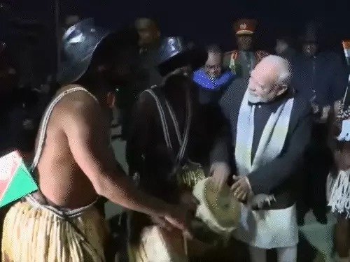 मोदी का नामीबिया दौरा नामीबिया एयरपोर्ट पर ढोल-नृत्य के बीच हुआ धमाकेदार स्वागत