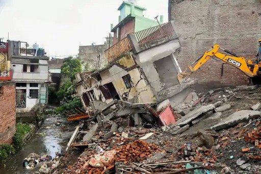  बिजली से मौत वॉटरफॉल में बच्चियां बहीं इमारतें ढहीं मॉनसून ने भारत को किया बेहाल