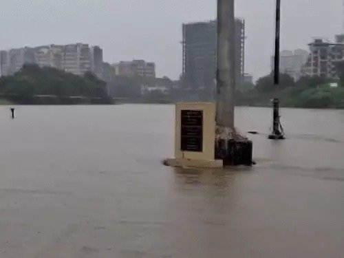  मुंबई डूबी पानी मेंः बंगाल में बिजली से 13 की मौत - हाई अलर्ट